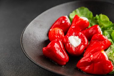 Acı biber peyniri turşuyu sebze turşusu aperatifi taze lezzetli gurme vejetaryen arkaplan masa üzerinde kırsal yemek üst görünüm fotokopi alanı keto ve paleo diyeti