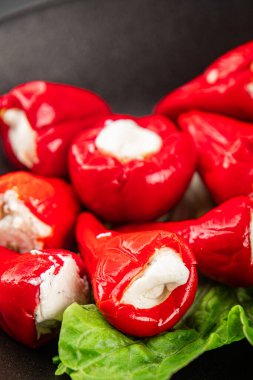 Acı biber peyniri turşuyu sebze turşusu aperatifi taze lezzetli gurme vejetaryen arkaplan masa üzerinde kırsal yemek üst görünüm fotokopi alanı keto ve paleo diyeti