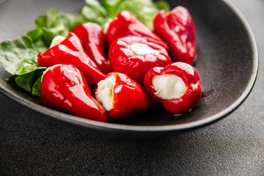 Acı biber peyniri turşuyu sebze turşusu aperatifi taze lezzetli gurme vejetaryen arkaplan masa üzerinde kırsal yemek üst görünüm fotokopi alanı keto ve paleo diyeti