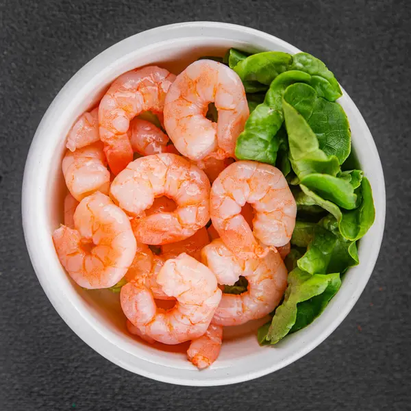 Karides salatası karidesler deniz mahsulleri taze pesseeter diyet yemek arka planı masa üzerinde rustik gıda üst görünüm fotokopi uzay keto ve paleo diyet vejetaryen gıda