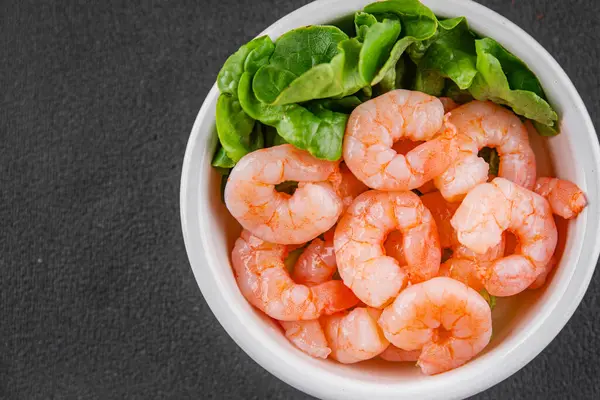 Karides salatası karidesler deniz mahsulleri taze pesseeter diyet yemek arka planı masa üzerinde rustik gıda üst görünüm fotokopi uzay keto ve paleo diyet vejetaryen gıda