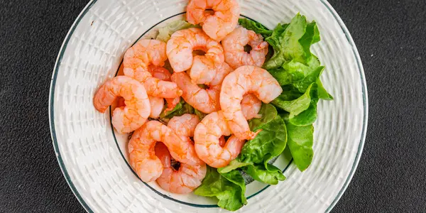 Karides salatası karidesler deniz mahsulleri taze pesseeter diyet yemek arka planı masa üzerinde rustik gıda üst görünüm fotokopi uzay keto ve paleo diyet vejetaryen gıda