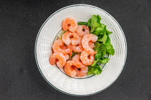 Karides salatası karidesler deniz mahsulleri taze pesseeter diyet yemek arka planı masa üzerinde rustik gıda üst görünüm fotokopi uzay keto ve paleo diyet vejetaryen gıda