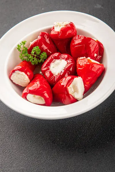 Acı biber peyniri turşuyu sebze turşusu aperatifi taze lezzetli gurme vejetaryen arkaplan masa üzerinde kırsal yemek üst görünüm fotokopi alanı keto ve paleo diyeti