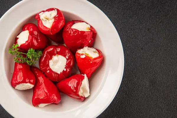 Acı biber peyniri turşuyu sebze turşusu aperatifi taze lezzetli gurme vejetaryen arkaplan masa üzerinde kırsal yemek üst görünüm fotokopi alanı keto ve paleo diyeti