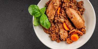 Mercimek ve sebzeli sosis aperatif sebze taze lezzetli gurme yemek arkaplanı masa kırsal gıdanın üstünde fotokopi alanı