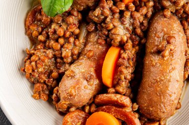 Mercimek ve sebzeli sosis aperatif sebze taze lezzetli gurme yemek arkaplanı masa kırsal gıdanın üstünde fotokopi alanı