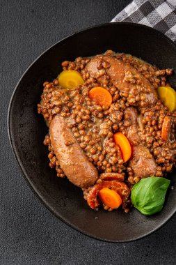 Mercimek ve sebzeli sosis aperatif sebze taze lezzetli gurme yemek arkaplanı masa kırsal gıdanın üstünde fotokopi alanı