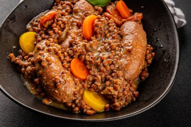 Mercimek ve sebzeli sosis aperatif sebze taze lezzetli gurme yemek arkaplanı masa kırsal gıdanın üstünde fotokopi alanı