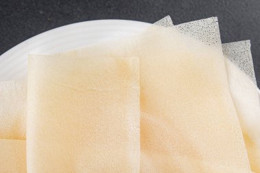 Hamur brik ince yaprak ham ambalaj hamur phyllo lezzetli gurme yemek arka planı masa rustik gıda üst görünüm fotokopi alanı üzerinde