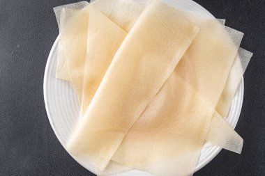 Hamur brik ince yaprak ham ambalaj hamur phyllo lezzetli gurme yemek arka planı masa rustik gıda üst görünüm fotokopi alanı üzerinde