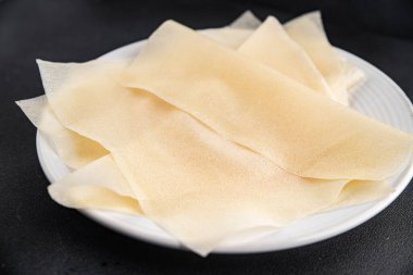 Hamur brik ince yaprak ham ambalaj hamur phyllo lezzetli gurme yemek arka planı masa rustik gıda üst görünüm fotokopi alanı üzerinde