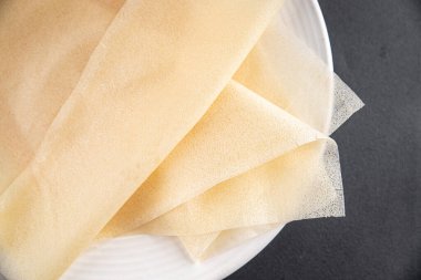 Hamur brik ince yaprak ham ambalaj hamur phyllo lezzetli gurme yemek arka planı masa rustik gıda üst görünüm fotokopi alanı üzerinde