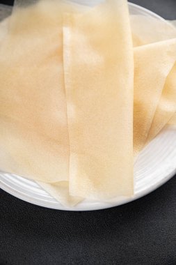 Hamur brik ince yaprak ham ambalaj hamur phyllo lezzetli gurme yemek arka planı masa rustik gıda üst görünüm fotokopi alanı üzerinde