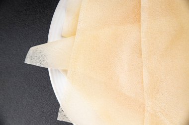 Hamur brik ince yaprak ham ambalaj hamur phyllo lezzetli gurme yemek arka planı masa rustik gıda üst görünüm fotokopi alanı üzerinde