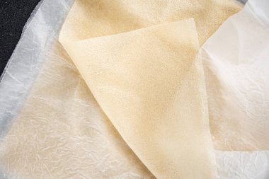 Hamur brik ince yaprak ham ambalaj hamur phyllo lezzetli gurme yemek arka planı masa rustik gıda üst görünüm fotokopi alanı üzerinde