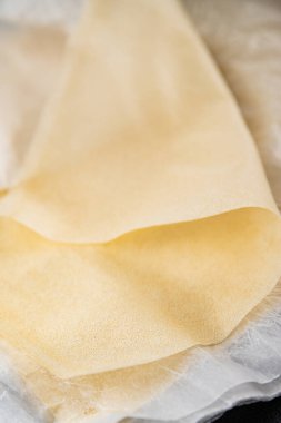 Hamur brik ince yaprak ham ambalaj hamur phyllo lezzetli gurme yemek arka planı masa rustik gıda üst görünüm fotokopi alanı üzerinde