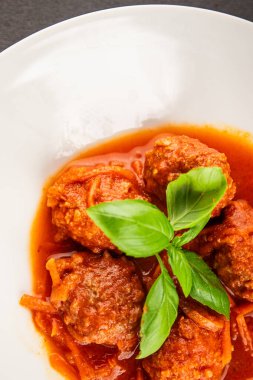 Köfte soslu biftek, domuz eti ya da tavuk eti masadaki leziz gurme yemek arkaplanı kırsal yemek üst görünüm fotokopi alanı keto ve paleo diyeti.