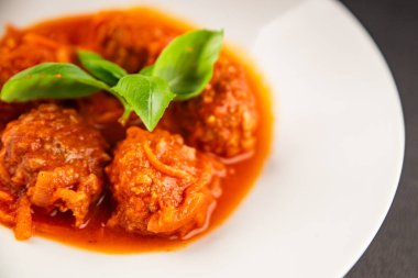 Köfte soslu biftek, domuz eti ya da tavuk eti masadaki leziz gurme yemek arkaplanı kırsal yemek üst görünüm fotokopi alanı keto ve paleo diyeti.