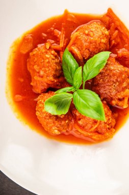 Köfte soslu biftek, domuz eti ya da tavuk eti masadaki leziz gurme yemek arkaplanı kırsal yemek üst görünüm fotokopi alanı keto ve paleo diyeti.