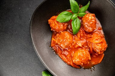 Köfte soslu biftek, domuz eti ya da tavuk eti masadaki leziz gurme yemek arkaplanı kırsal yemek üst görünüm fotokopi alanı keto ve paleo diyeti.