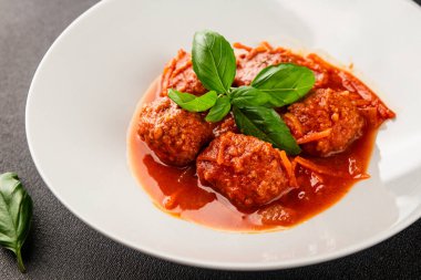 Köfte soslu biftek, domuz eti ya da tavuk eti masadaki leziz gurme yemek arkaplanı kırsal yemek üst görünüm fotokopi alanı keto ve paleo diyeti.