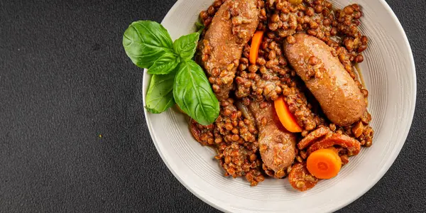 Mercimek ve sebzeli sosis aperatif sebze taze lezzetli gurme yemek arkaplanı masa kırsal gıdanın üstünde fotokopi alanı