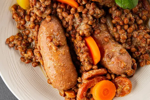 Mercimek ve sebzeli sosis aperatif sebze taze lezzetli gurme yemek arkaplanı masa kırsal gıdanın üstünde fotokopi alanı