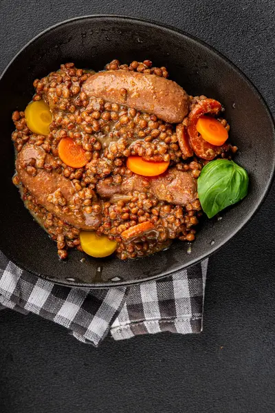 Mercimek ve sebzeli sosis aperatif sebze taze lezzetli gurme yemek arkaplanı masa kırsal gıdanın üstünde fotokopi alanı