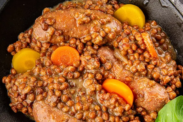 Mercimek ve sebzeli sosis aperatif sebze taze lezzetli gurme yemek arkaplanı masa kırsal gıdanın üstünde fotokopi alanı