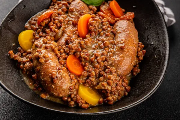 Mercimek ve sebzeli sosis aperatif sebze taze lezzetli gurme yemek arkaplanı masa kırsal gıdanın üstünde fotokopi alanı