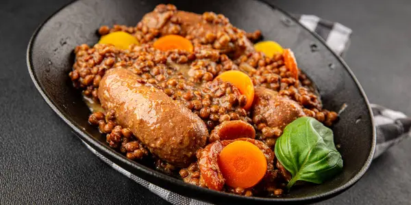 Mercimek ve sebzeli sosis aperatif sebze taze lezzetli gurme yemek arkaplanı masa kırsal gıdanın üstünde fotokopi alanı