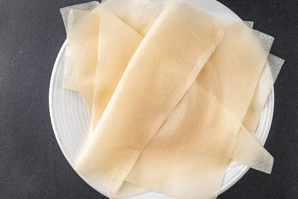 Hamur brik ince yaprak ham ambalaj hamur phyllo lezzetli gurme yemek arka planı masa rustik gıda üst görünüm fotokopi alanı üzerinde