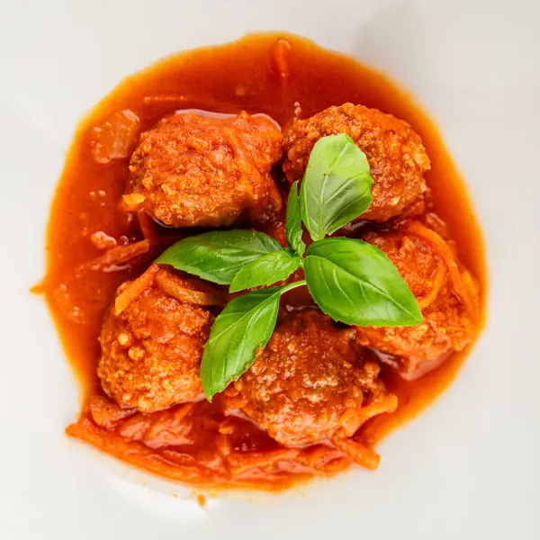 Köfte soslu biftek, domuz eti ya da tavuk eti masadaki leziz gurme yemek arkaplanı kırsal yemek üst görünüm fotokopi alanı keto ve paleo diyeti.