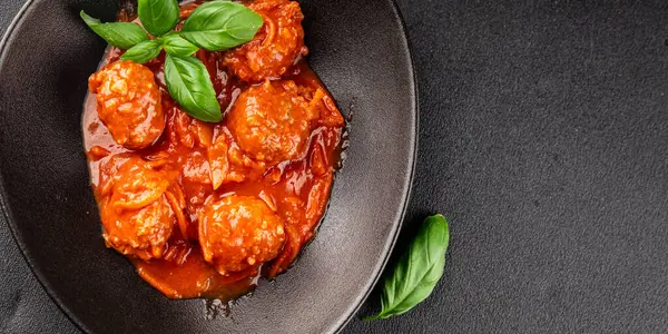 Köfte soslu biftek, domuz eti ya da tavuk eti masadaki leziz gurme yemek arkaplanı kırsal yemek üst görünüm fotokopi alanı keto ve paleo diyeti.