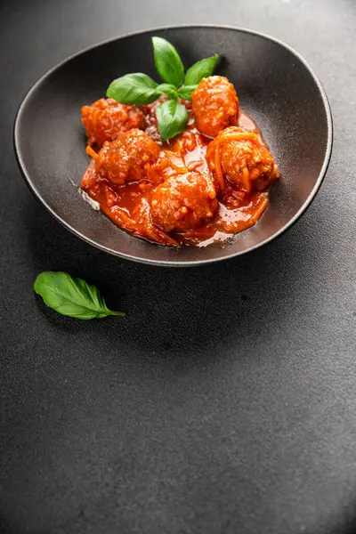 Köfte soslu biftek, domuz eti ya da tavuk eti masadaki leziz gurme yemek arkaplanı kırsal yemek üst görünüm fotokopi alanı keto ve paleo diyeti.