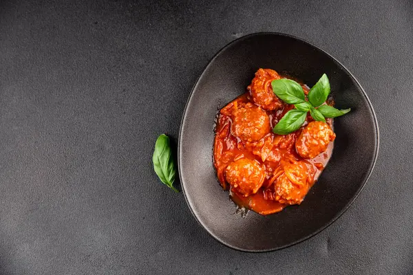 Köfte soslu biftek, domuz eti ya da tavuk eti masadaki leziz gurme yemek arkaplanı kırsal yemek üst görünüm fotokopi alanı keto ve paleo diyeti.