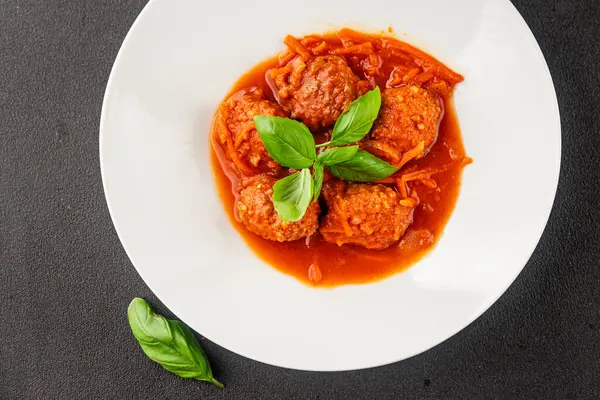 Köfte soslu biftek, domuz eti ya da tavuk eti masadaki leziz gurme yemek arkaplanı kırsal yemek üst görünüm fotokopi alanı keto ve paleo diyeti.