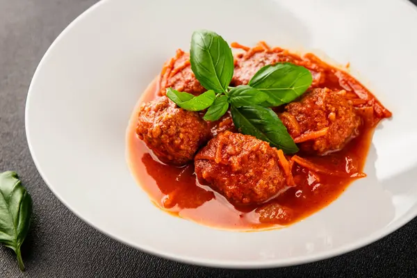 Köfte soslu biftek, domuz eti ya da tavuk eti masadaki leziz gurme yemek arkaplanı kırsal yemek üst görünüm fotokopi alanı keto ve paleo diyeti.