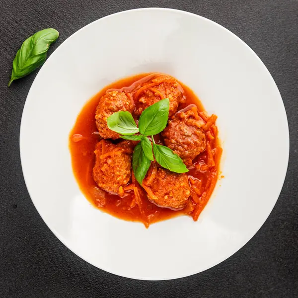 Köfte soslu biftek, domuz eti ya da tavuk eti masadaki leziz gurme yemek arkaplanı kırsal yemek üst görünüm fotokopi alanı keto ve paleo diyeti.