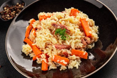 Pirinç eti ve sebze pilavı taze lezzetli gurme yemek arkaplanı masanın üzerinde rustik gıda üst görünümü kopyalama alanı