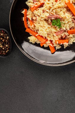 Pirinç eti ve sebze pilavı taze lezzetli gurme yemek arkaplanı masanın üzerinde rustik gıda üst görünümü kopyalama alanı