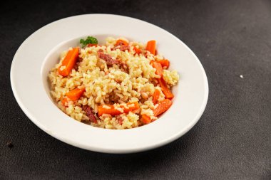 Pirinç eti ve sebze pilavı taze lezzetli gurme yemek arkaplanı masanın üzerinde rustik gıda üst görünümü kopyalama alanı