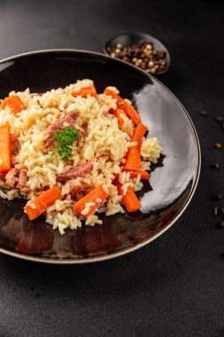 Pirinç eti ve sebze pilavı taze lezzetli gurme yemek arkaplanı masanın üzerinde rustik gıda üst görünümü kopyalama alanı