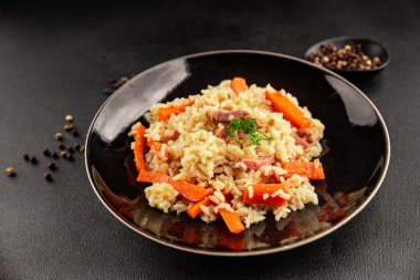 Pirinç eti ve sebze pilavı taze lezzetli gurme yemek arkaplanı masanın üzerinde rustik gıda üst görünümü kopyalama alanı