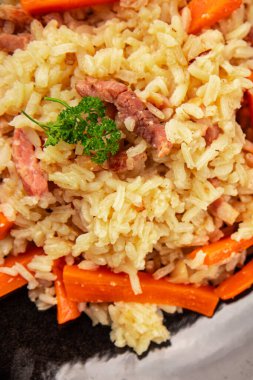 Pirinç eti ve sebze pilavı taze lezzetli gurme yemek arkaplanı masanın üzerinde rustik gıda üst görünümü kopyalama alanı