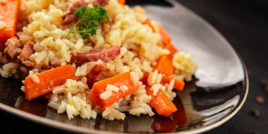 Pirinç eti ve sebze pilavı taze lezzetli gurme yemek arkaplanı masanın üzerinde rustik gıda üst görünümü kopyalama alanı