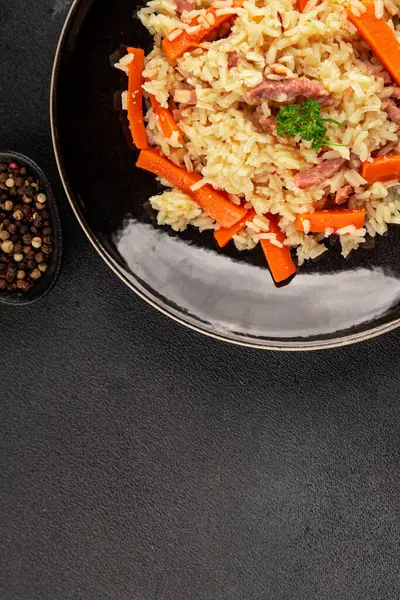 Pirinç eti ve sebze pilavı taze lezzetli gurme yemek arkaplanı masanın üzerinde rustik gıda üst görünümü kopyalama alanı