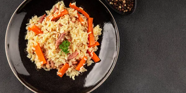 Pirinç eti ve sebze pilavı taze lezzetli gurme yemek arkaplanı masanın üzerinde rustik gıda üst görünümü kopyalama alanı