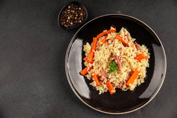 Pirinç eti ve sebze pilavı taze lezzetli gurme yemek arkaplanı masanın üzerinde rustik gıda üst görünümü kopyalama alanı